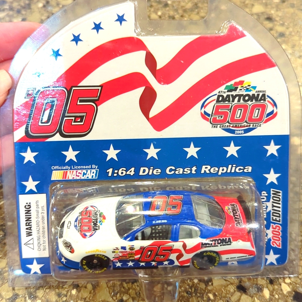 NIB Team Caliber 2005 Daytona 500 International Speedway Die Cast Car 1:64 Scale